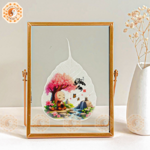 Tranh Lá bồ đề Chữ Bình An - Chú Tiểu Ngồi Thiền Để Bàn