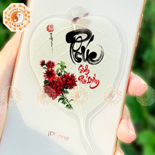 Là Bồ Đễ Chữ Phúc In Hình Hoa Cúc Đỏ