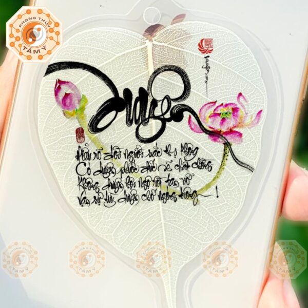 Lá Bồ Đề Thư Pháp Chữ Duyên In Hoa Sen