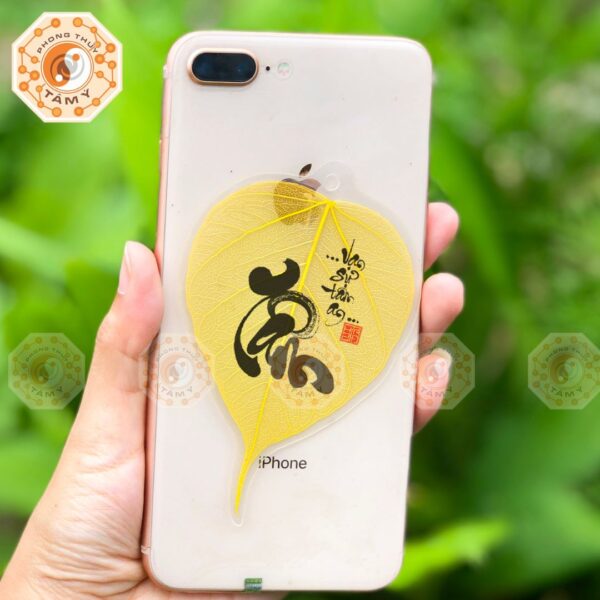 Lá Bồ Đề Thư Pháp Chữ Tâm Màu Vàng