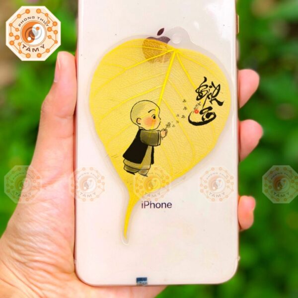 Lá Bồ Đề Thư Pháp Chú Tiểu Cầm Hoa