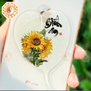 Lá Bồ Đề Thư Pháp Chữ Bình An Hình Hoa Cúc Vàng